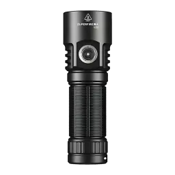 Torche LED Superfire L22 Noir Rechargeable USB-C 5000 lumens 300m, détail avant: lentille centrale, logo et corps strié