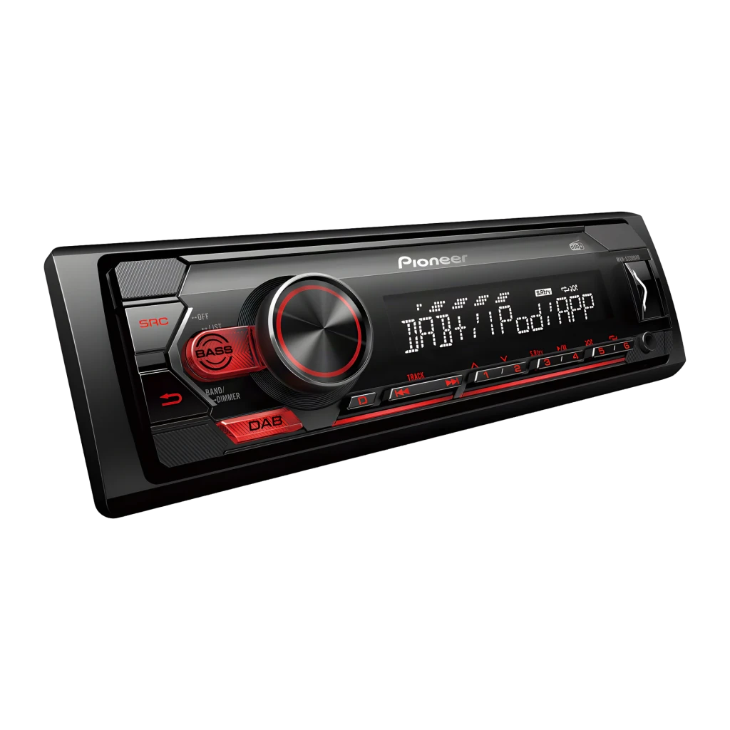 Autorradio Pioneer Negro 1 DIN MVH-S220DAB, detalle: pantalla encendida con DAB+ iPod APP y mando con iluminación roja