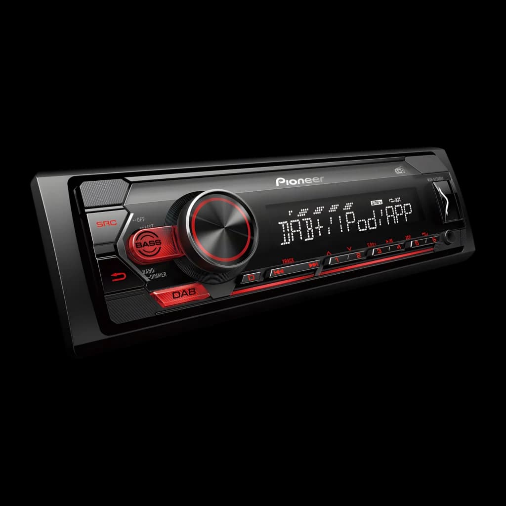 Autorradio Pioneer Negro 1 DIN MVH-S220DAB, detalle: pantalla encendida con DAB+ iPod APP y mando con iluminación roja