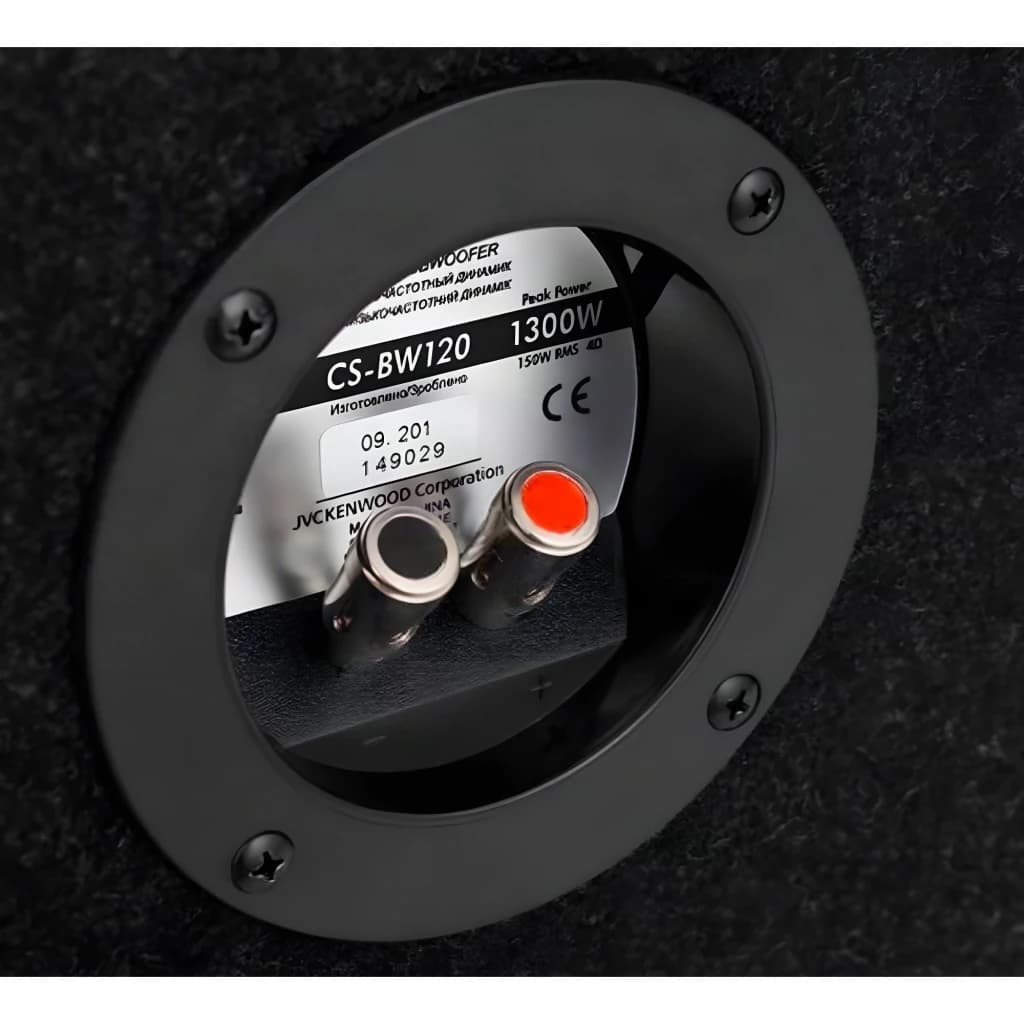 Subwoofer pour voiture JVC 12 pouces 150W RMS Noir CS-BW120, détail: borne de connexion avec plots noir et rouge, étiquette