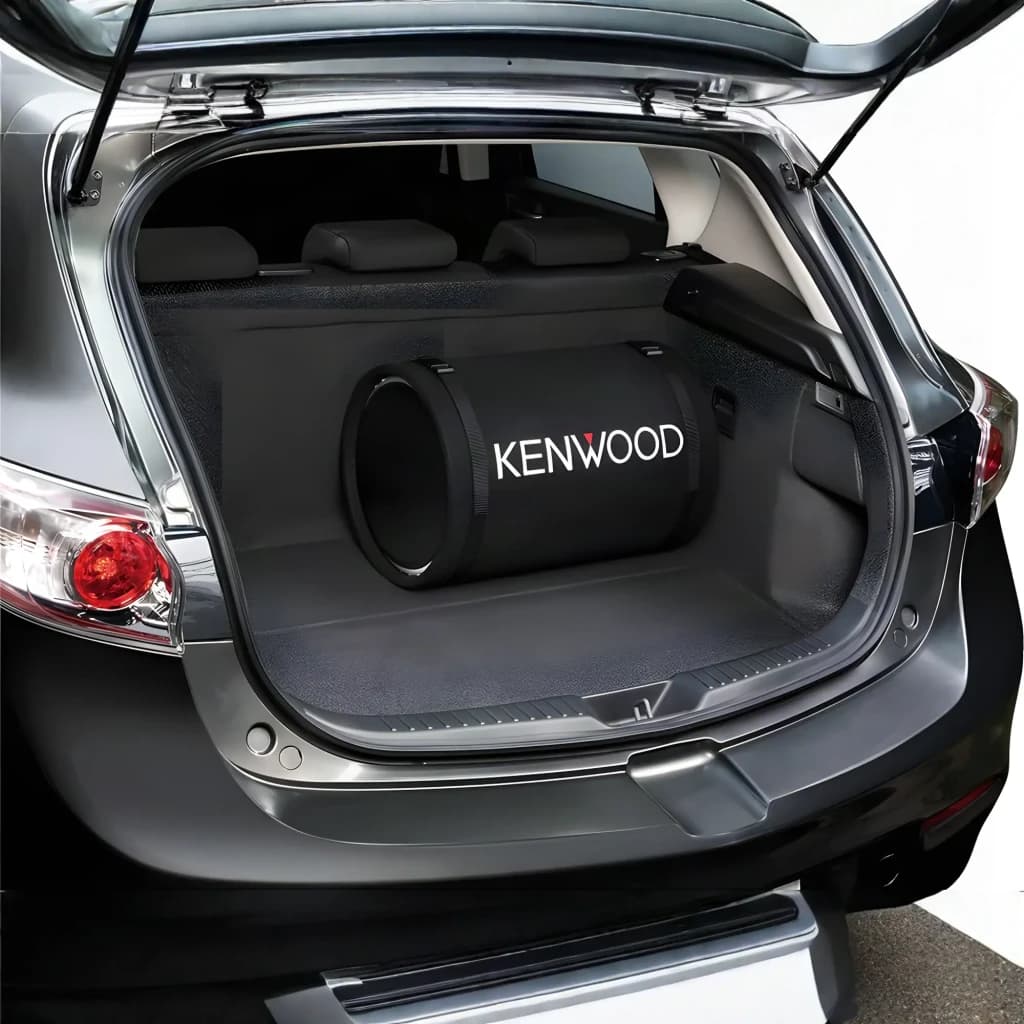 Caisson de basses voiture Kenwood Passif 200W RMS Noir KSC-W1200T, en utilisation: caisson tubulaire noir avec logo