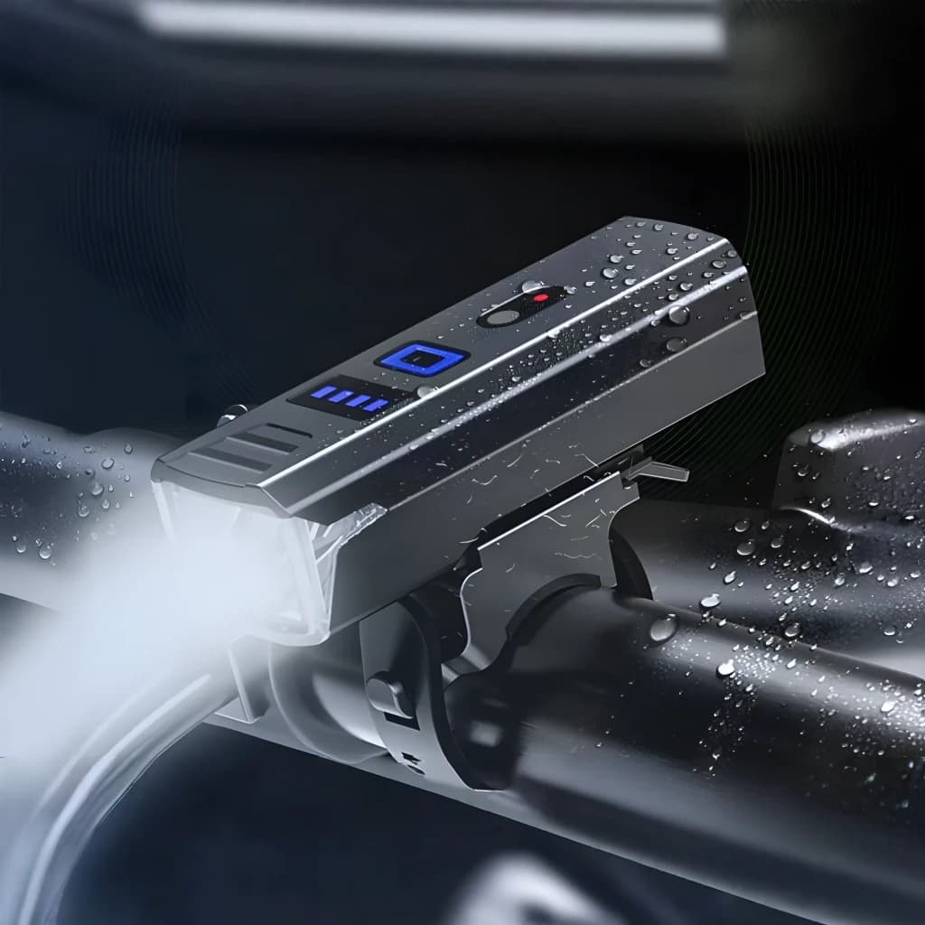 Luz de Bicicleta Superfire 280lm USB-C 16h Preto BL56-A, em uso: montada em guidão molhado, LEDs acesos e ecrã azul visível