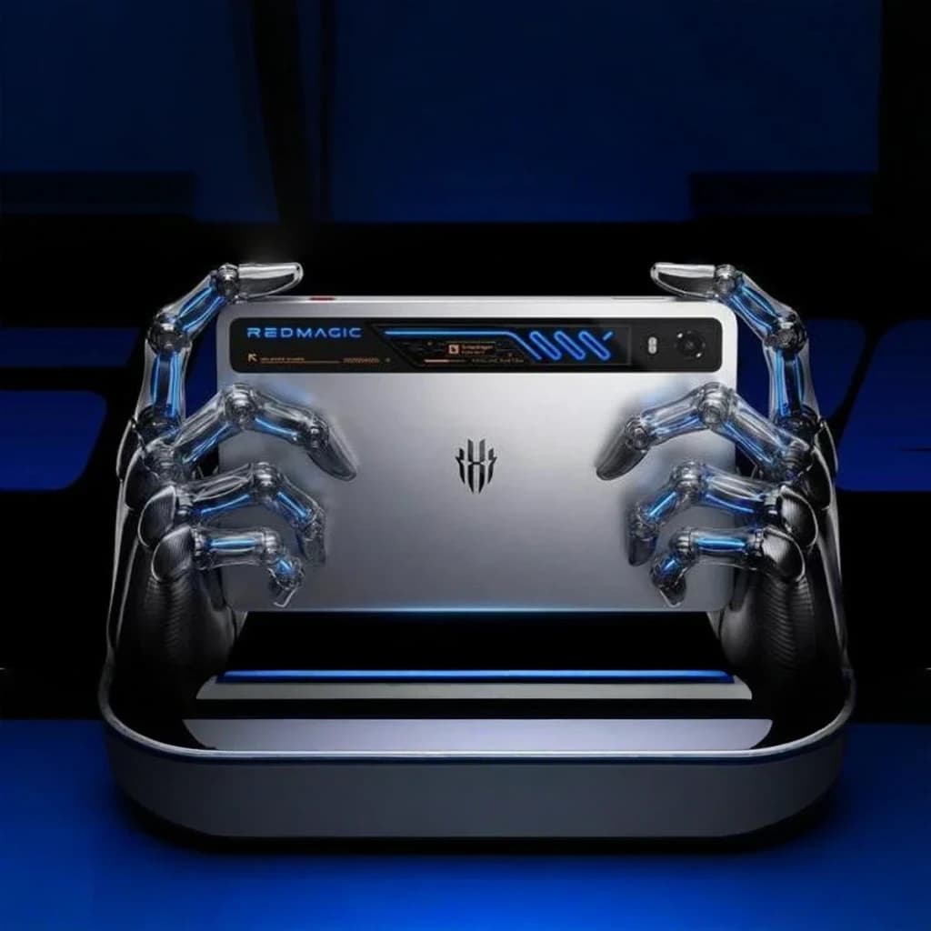 Tablet gaming Nubia Redmagic Astra 2 plateada con módulo trasero LED azul, cámara horizontal y logo central, sostenida por manos robóticas iluminadas