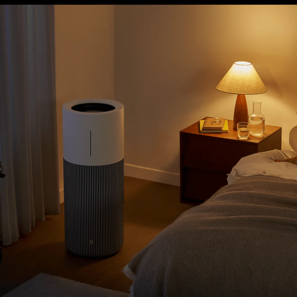 Purificador de Ar Xiaomi Mijia Smart Air Purifier with Humidification Pro 8L Branco, em uso: em quarto com luz quente ao