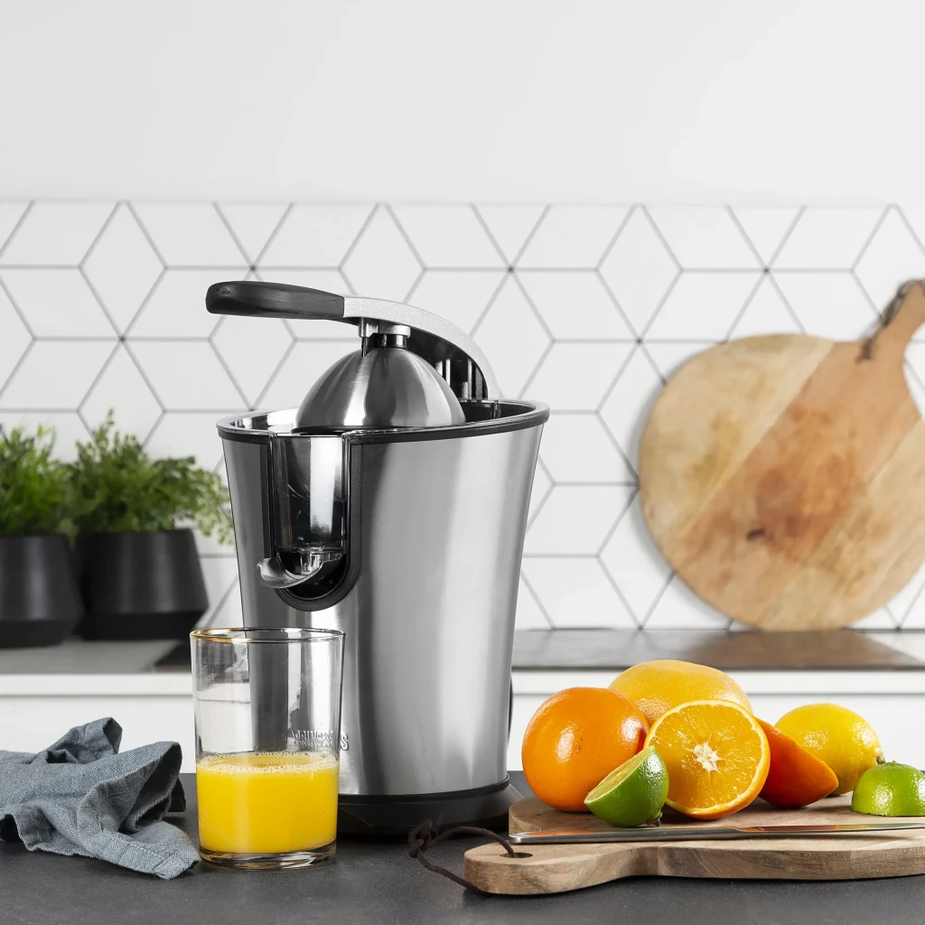 Exprimidor Princess Master Juicer Pro 300W 1 Velocidad Negro/Acero Inoxidable 201860, en uso: sobre encimera con naranjas