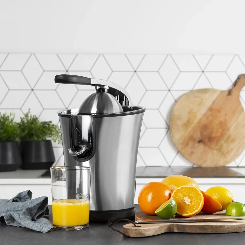 Exprimidor Princess Master Juicer Pro 300W 1 Velocidad Negro/Acero Inoxidable 201860, en uso: sobre encimera con naranjas