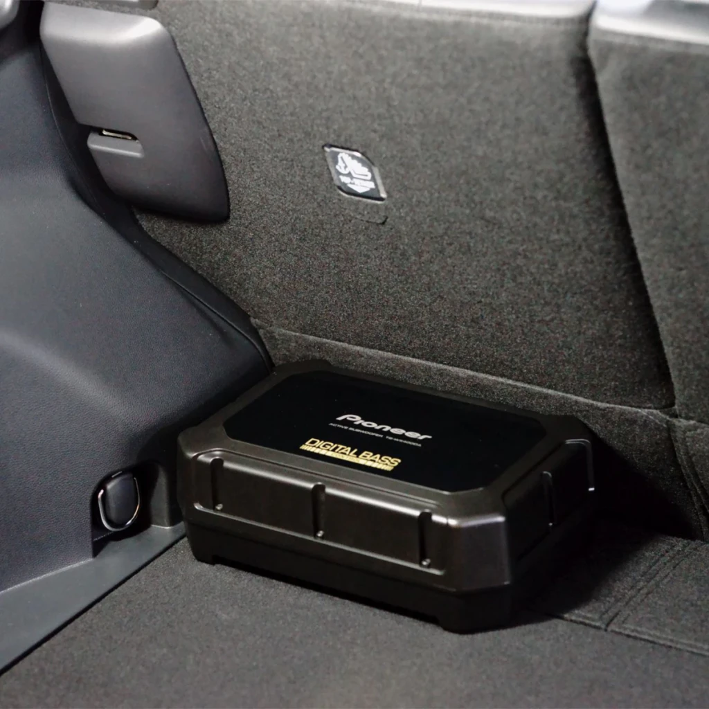 Caisson de basses voiture Pioneer Actif 250W Classe D Noir TS-WX400DA, en utilisation: installé sous siège arrière