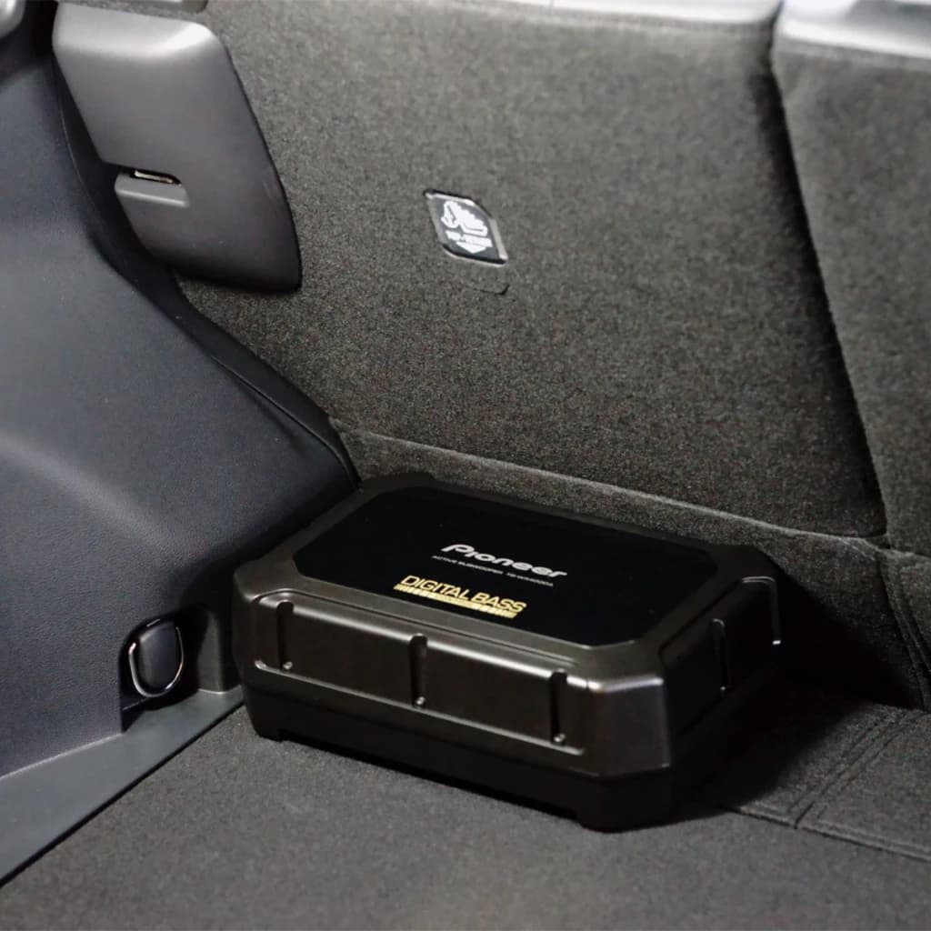 Caisson de basses voiture Pioneer Actif 250W Classe D Noir TS-WX400DA, en utilisation: installé sous siège arrière