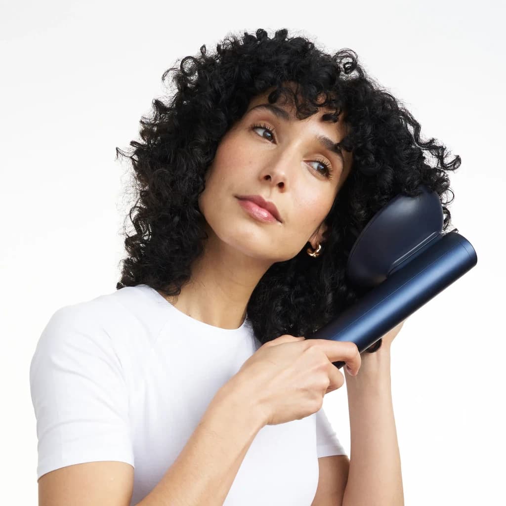 Difusor para secador BaByliss Air Power Azul ACAS6550DIF, en uso: mujer con rizos usando el difusor azul sobre su cabello