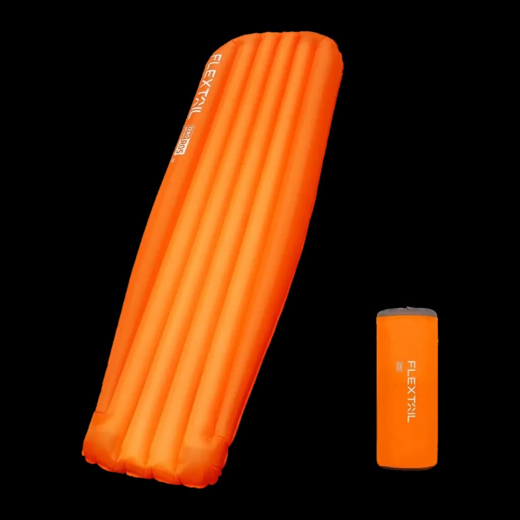 Matelas Gonflable Flextail Zero Mattress R05 Regular L Orange, vue de face: matelas gonflé avec canaux longitudinaux et sac