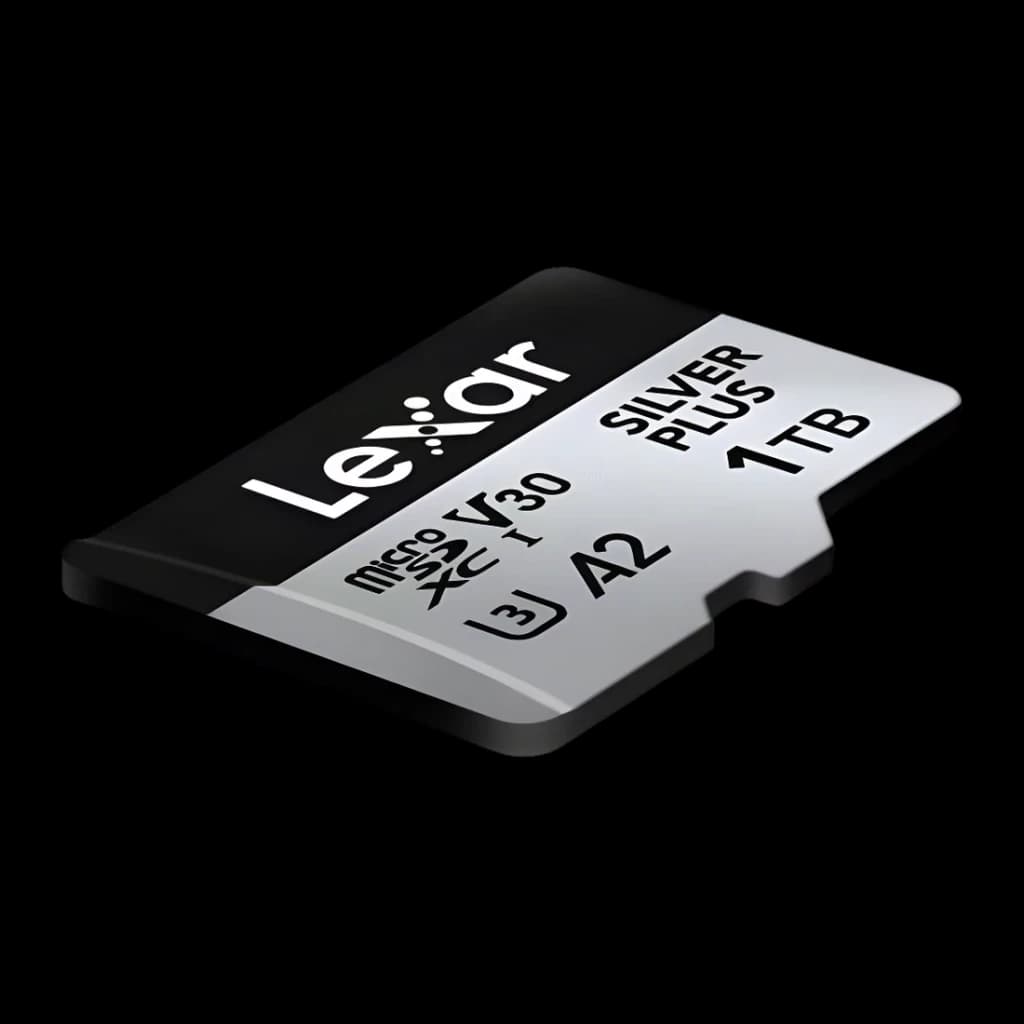 Cartão microSDXC Lexar Professional Silver Plus 1TB V30 U3 A2, detalhe: vista em ângulo da face dianteira prateada com logos
