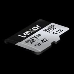 Cartão microSDXC Lexar Professional Silver Plus 1TB V30 U3 A2, detalhe: vista em ângulo da face dianteira prateada com logos