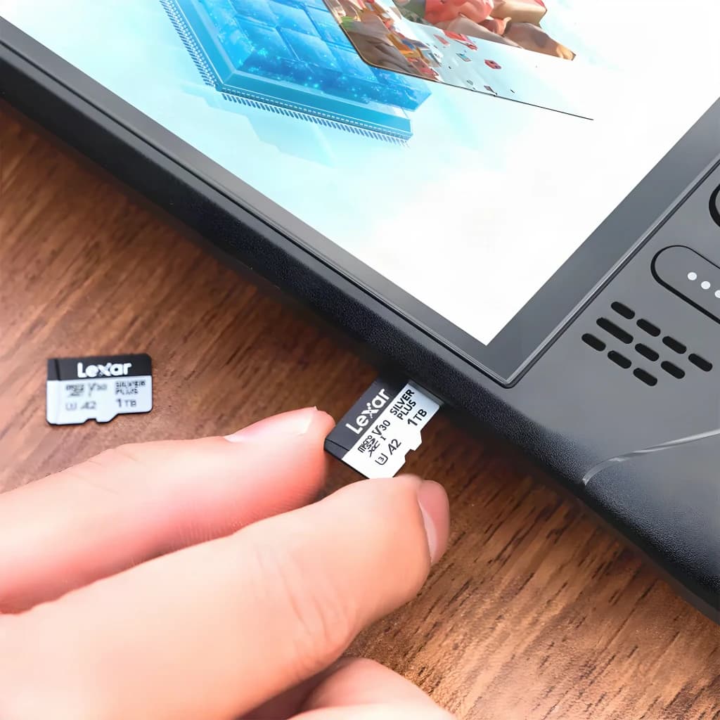 Cartão microSDXC Lexar Professional Silver Plus 1TB V30 U3 A2, em uso: mão inserindo o cartão na ranhura de tablet