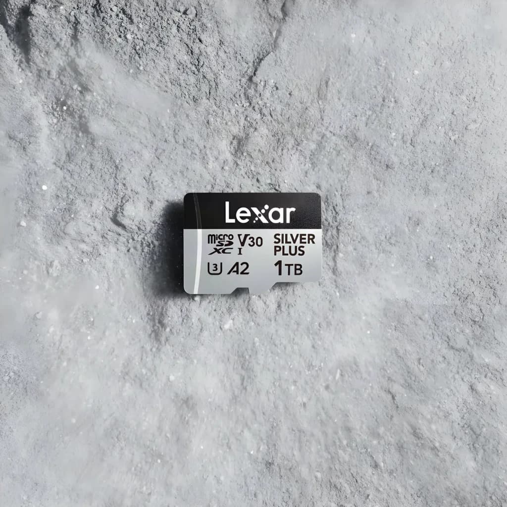 Cartão microSDXC Lexar Professional Silver Plus 1TB V30 U3 A2, em uso: vista aérea sobre superfície de pó cinza, face