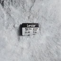 Cartão microSDXC Lexar Professional Silver Plus 1TB V30 U3 A2, em uso: vista aérea sobre superfície de pó cinza, face