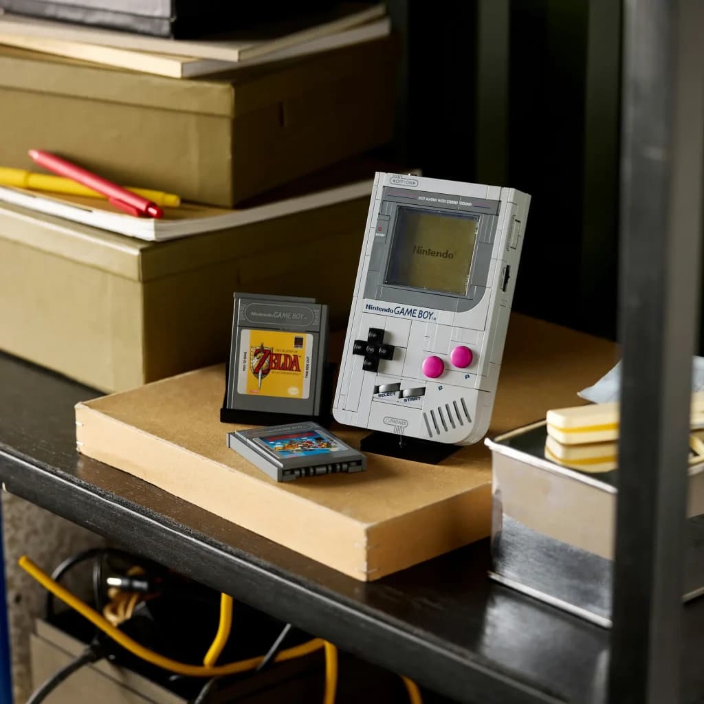 Set de construção LEGO Super Mario Game Boy 72046 421 peças 18+, em uso: console em prateleira com cartuchos de Zelda
