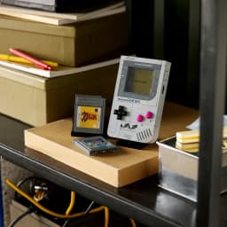 Set de construção LEGO Super Mario Game Boy 72046 421 peças 18+, em uso: console em prateleira com cartuchos de Zelda