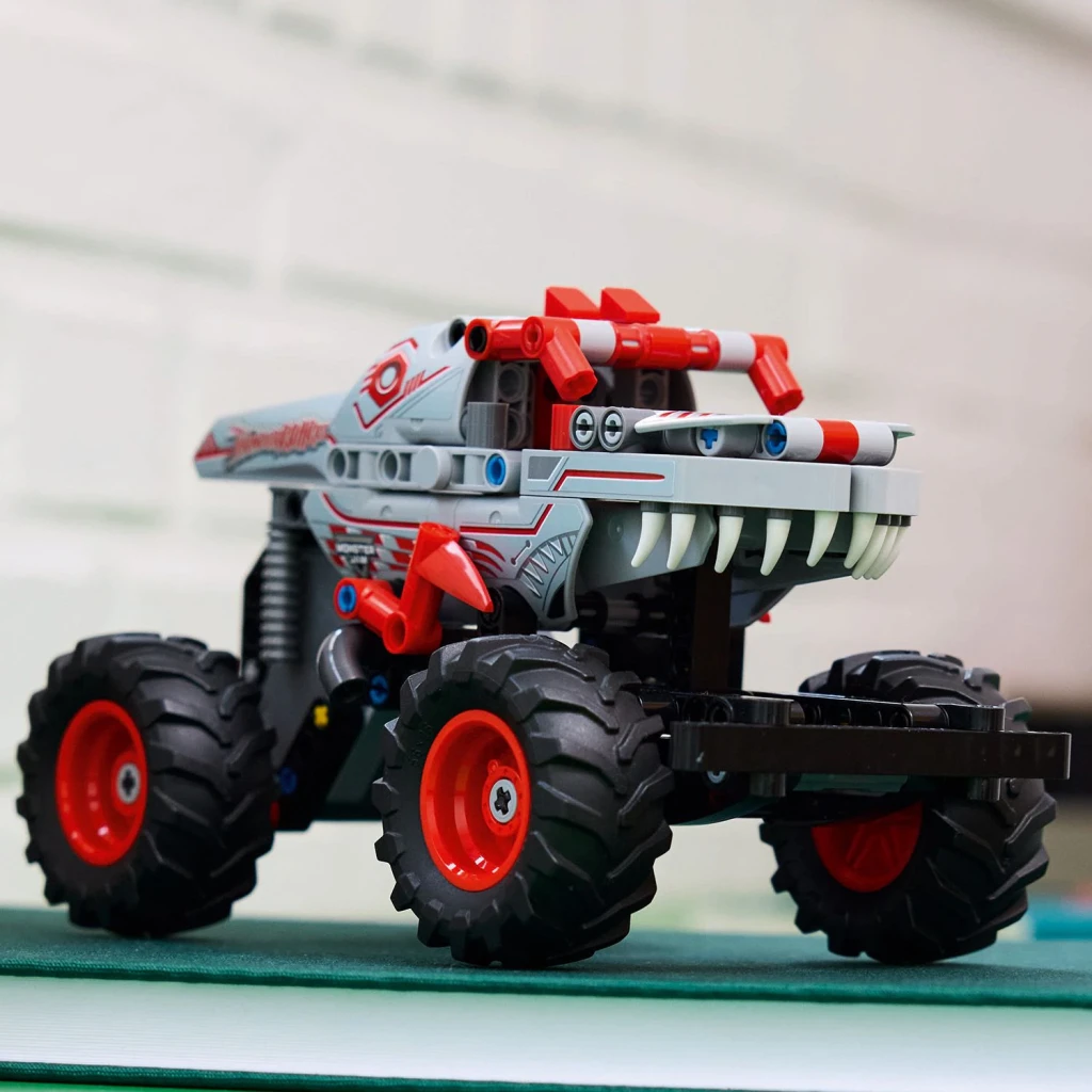 Set de construcción LEGO Technic Monster Jam ThunderROARus 42200 232 piezas 7+ años, en uso: vista lateral sobre superficie