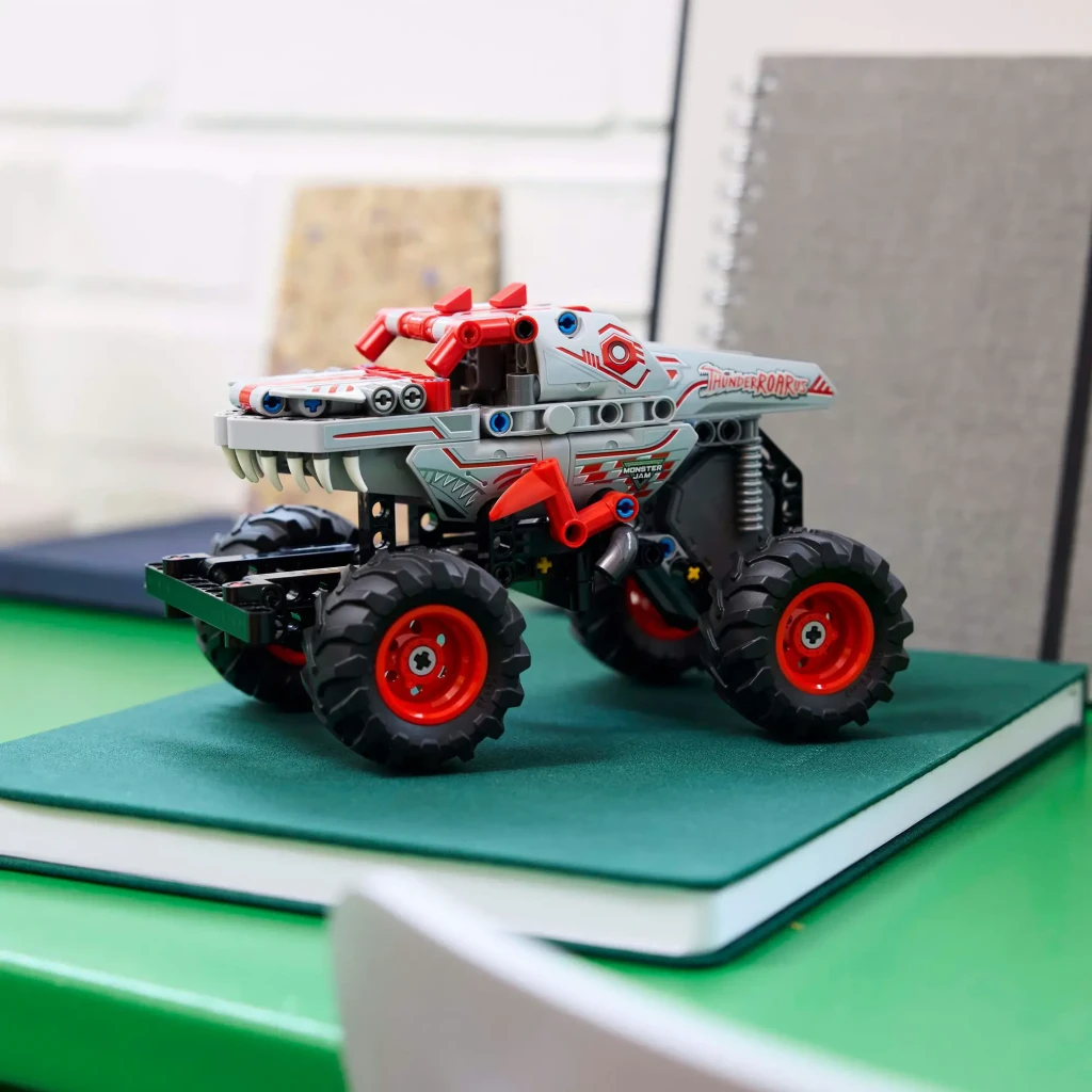 Set de construcción LEGO Technic Monster Jam ThunderROARus 42200 232 piezas 7+ años, en uso: vista lateral sobre libreta