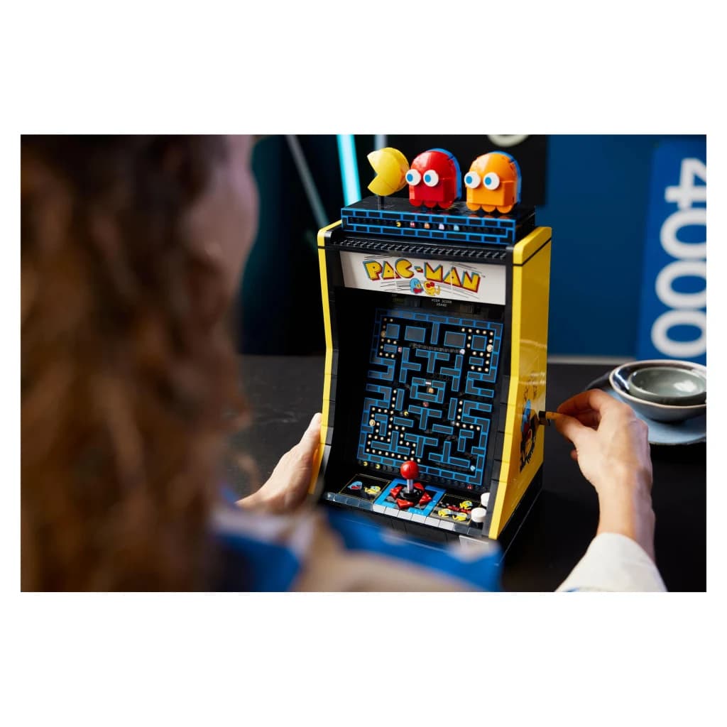 Set de construcción LEGO Icons Máquina Arcade PAC-MAN 10323 2651 piezas 18+, en uso: persona interactuando con la palanca