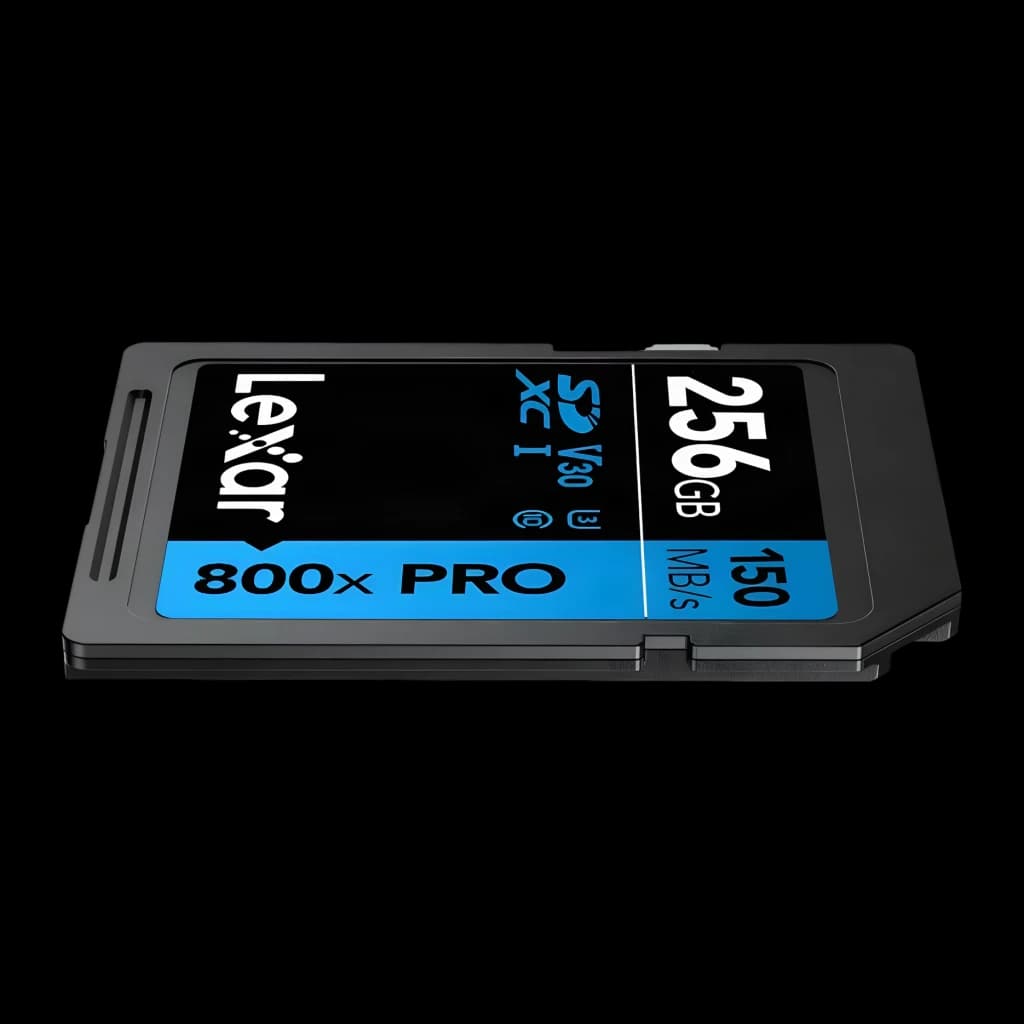 Cartão SD Lexar High-Performance 800x PRO SDXC 256GB V30 U3 UHS-I Preto, detalhe: vista em ângulo baixo com etiqueta 800x