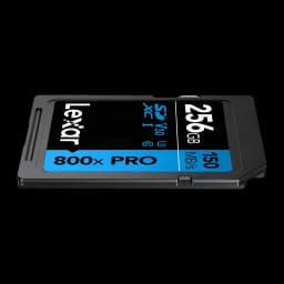 Cartão SD Lexar High-Performance 800x PRO SDXC 256GB V30 U3 UHS-I Preto, detalhe: vista em ângulo baixo com etiqueta 800x