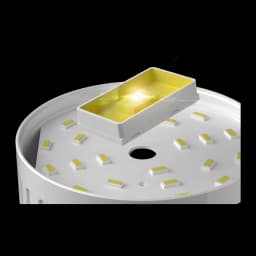 Lanterna de campismo SUPERFIRE Solar e Micro USB 500lm Branco T26-S, detalhe: painel solar aceso e LEDs SMD distribuídos