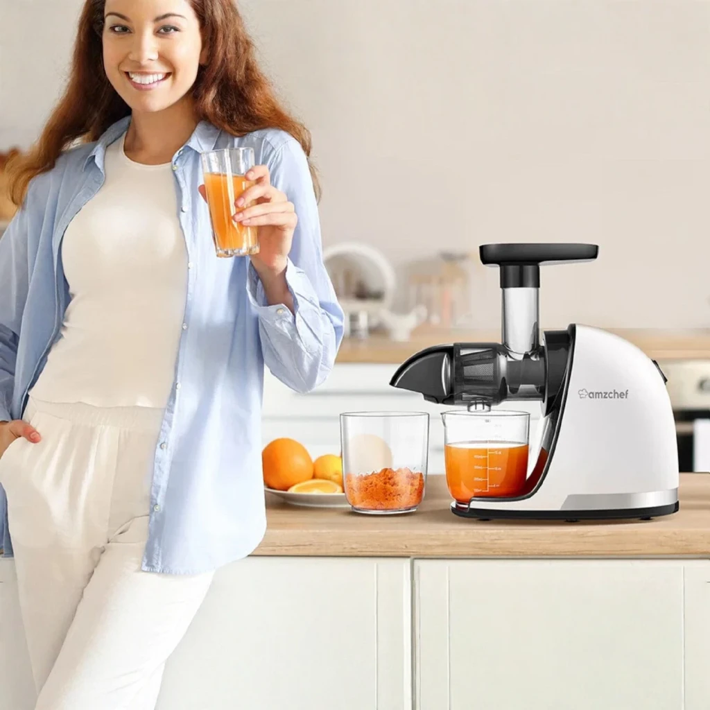 Licuadora de Vaso Lento Amzchef 0,65L 150W 2 Modos (Suave/Duro) Blanco 1501-WT, en uso: mujer sosteniendo zumo de naranja