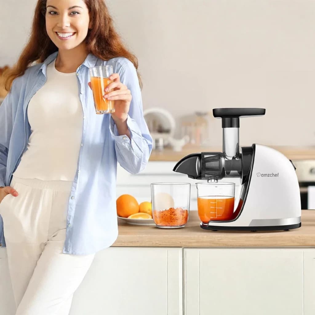 Licuadora de Vaso Lento Amzchef 0,65L 150W 2 Modos (Suave/Duro) Blanco 1501-WT, en uso: mujer sosteniendo zumo de naranja