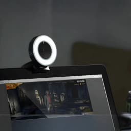 Webcam Razer Kiyo Full HD 60fps Microfone USB Preto em uso: presa ao monitor com ring light aceso e jogo na tela