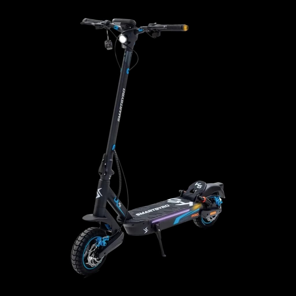 Patinete Eléctrico smartGyro K5 Pro 900W 60km 25km/h 10 pulgadas, vista frontal: chasis negro con detalles azules, faro LED