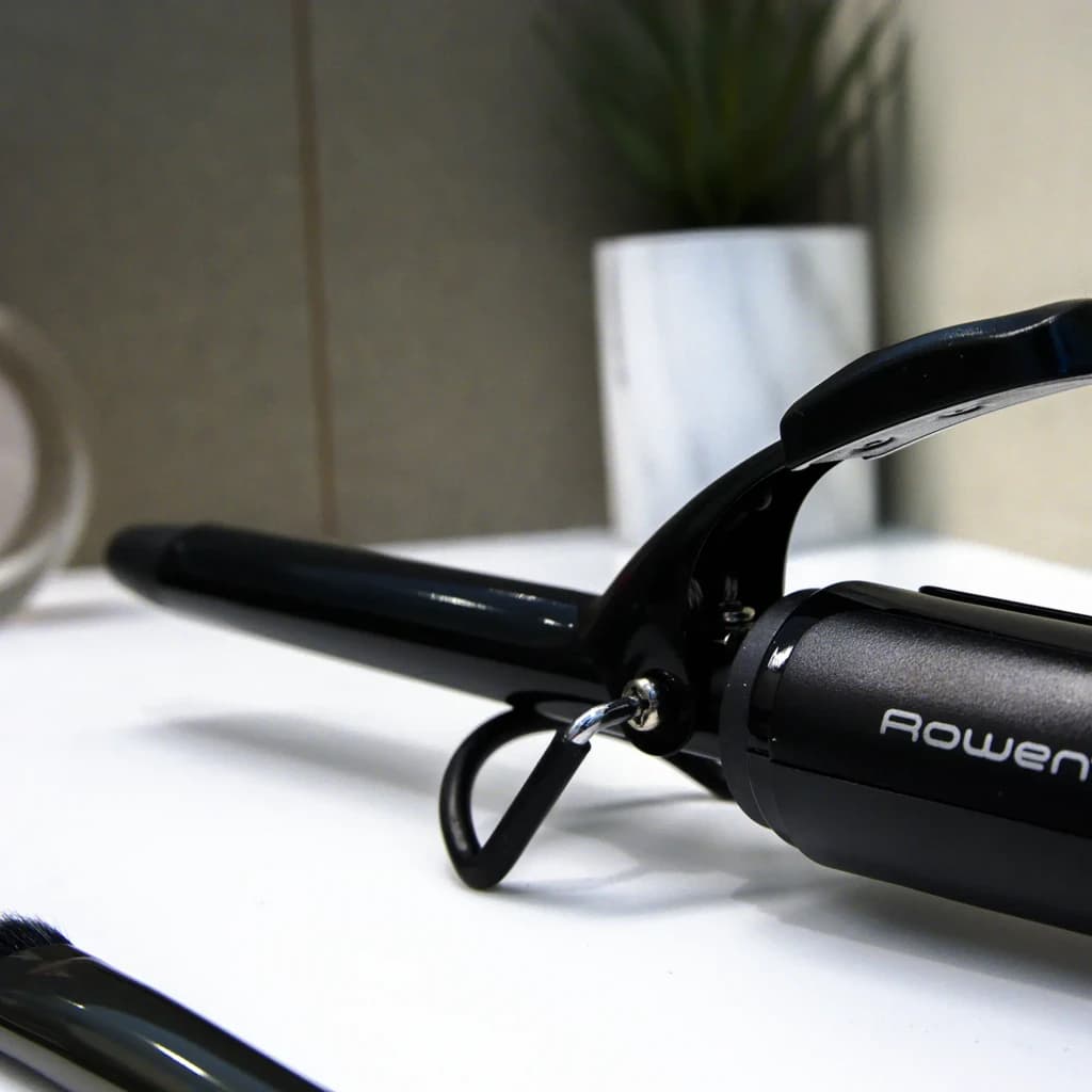 Modelador de caracóis Rowenta Rizador 25W Preto/Rosa CF2133, detalhe: mola metálica, barril cónico preto e logo Rowenta
