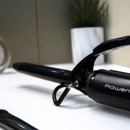 Modelador de caracóis Rowenta Rizador 25W Preto/Rosa CF2133, detalhe: mola metálica, barril cónico preto e logo Rowenta