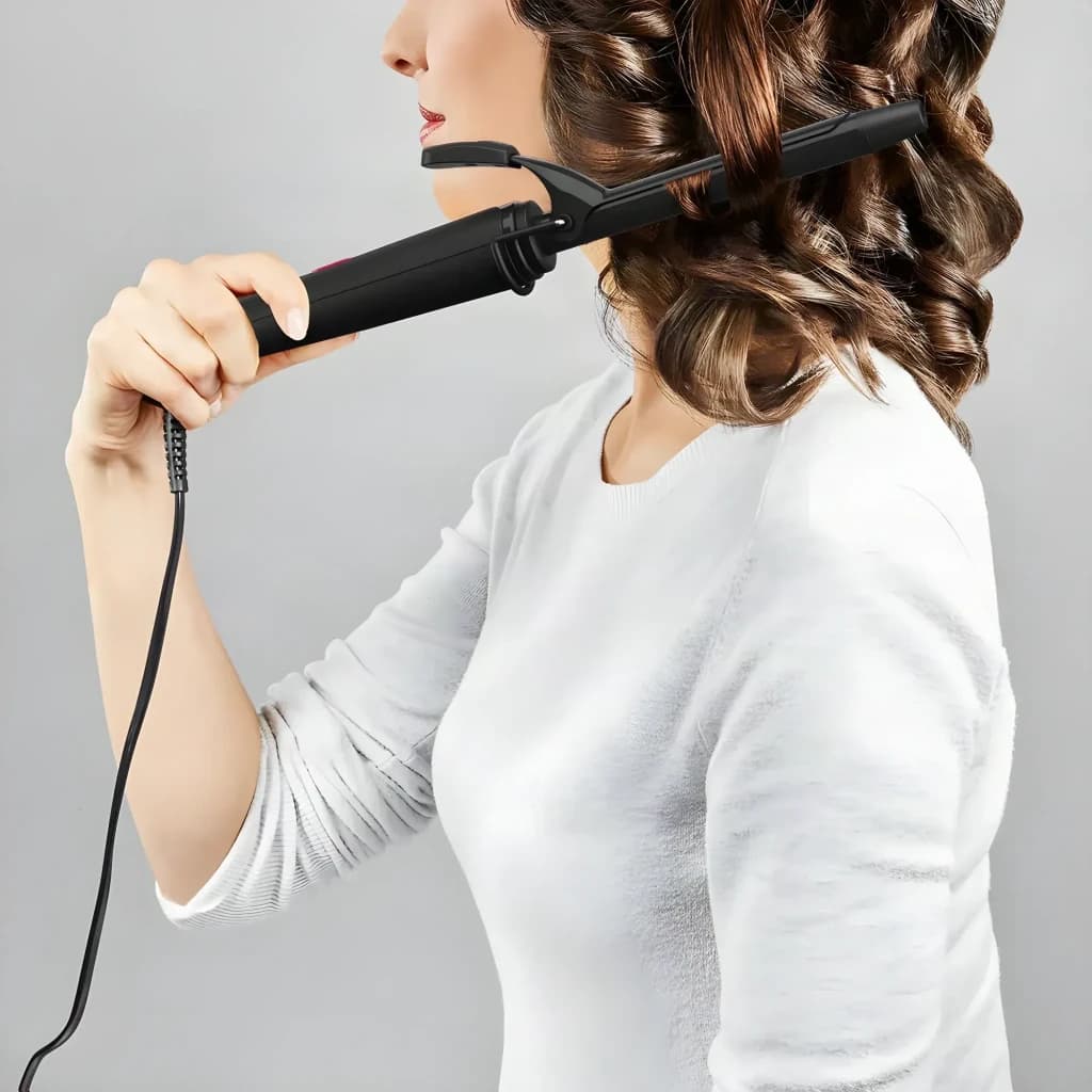 Modelador de caracóis Rowenta Rizador 25W Preto/Rosa CF2133, em uso: mulher modelando cabelo castanho com caracóis definidos
