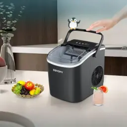 Máquina de gelo Euhomy IM001 1,2L 90W Preto, em uso: mão ativando painel tátil na bancada com fruteira e bebida