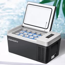 Frigorífico portátil Euhomy CF004 19L 45-60W Preto, em uso: tampa aberta com latas de refrigerante no interior iluminado