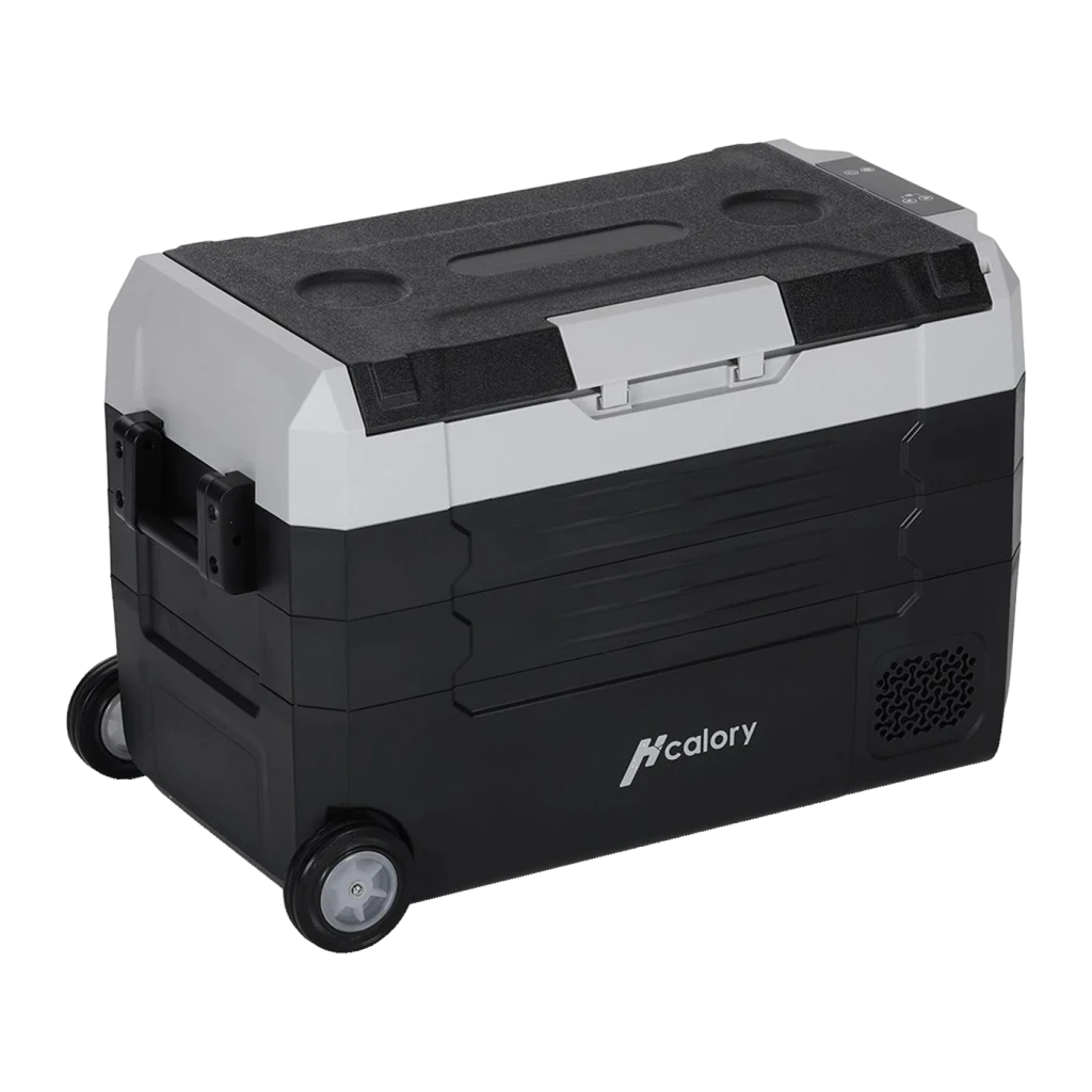 Nevera portátil Hcalory D55M+ 50W 55L Dual Zone, vista frontal: cuerpo negro y gris con ruedas, asa central y rejilla