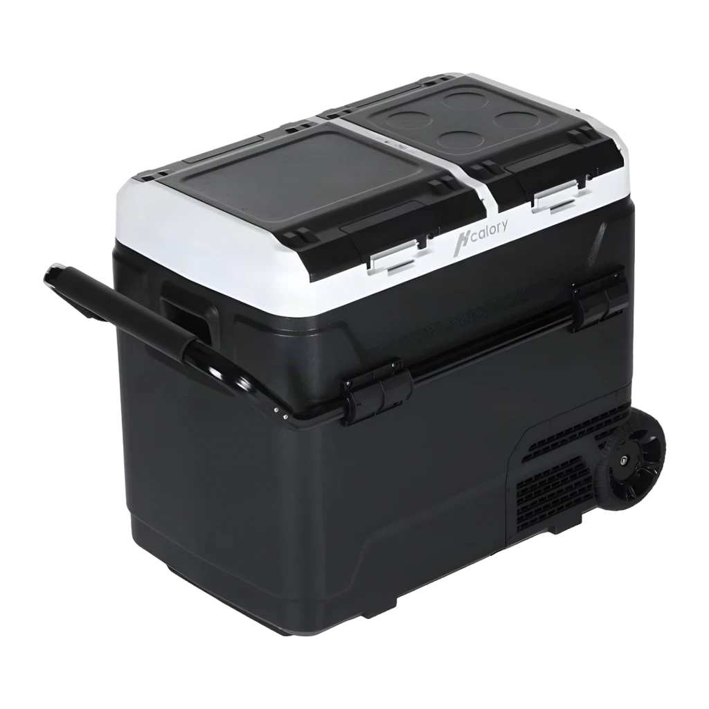 Nevera portátil Hcalory P60M+ 60L 50W, vista frontal: cuerpo negro con tapa bicolor, ruedas y asa telescópica