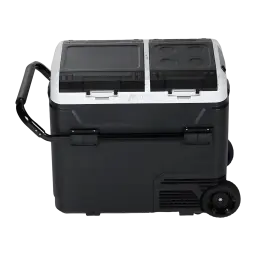 Nevera portátil Hcalory P60M+ 60L 50W, detalle lateral: ruedas, asa telescópica y doble tapa negra