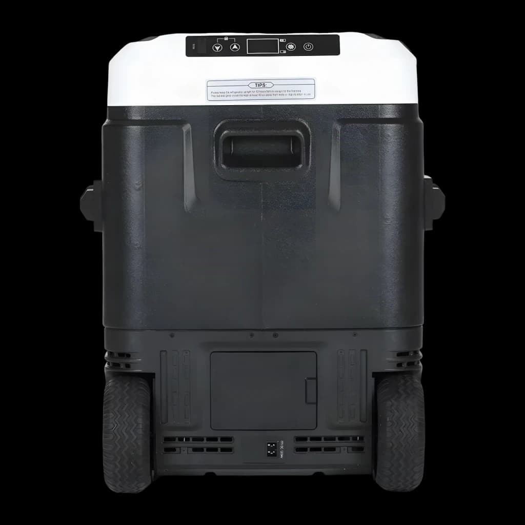 Nevera de coche Hcalory P50M+ 50L, vista trasera: asa central, ruedas, panel de conexiones y tapa de batería en cuerpo negro