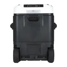 Nevera de coche Hcalory P50M+ 50L, vista trasera: asa central, ruedas, panel de conexiones y tapa de batería en cuerpo negro