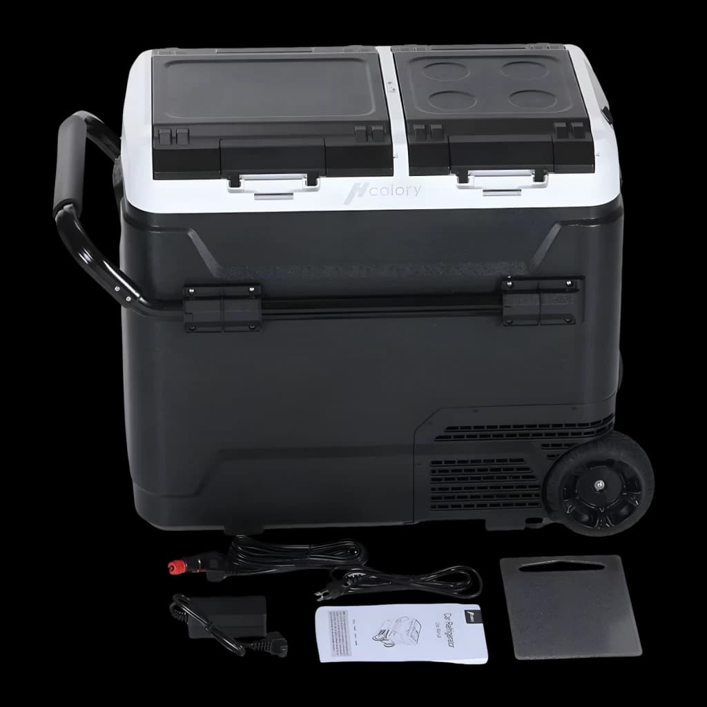 Nevera de coche Hcalory P50M+ 50L negra, detalle: vista lateral con ruedas, asa telescópica, doble tapa y accesorios