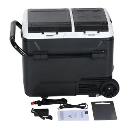 Nevera de coche Hcalory P50M+ 50L negra, detalle: vista lateral con ruedas, asa telescópica, doble tapa y accesorios