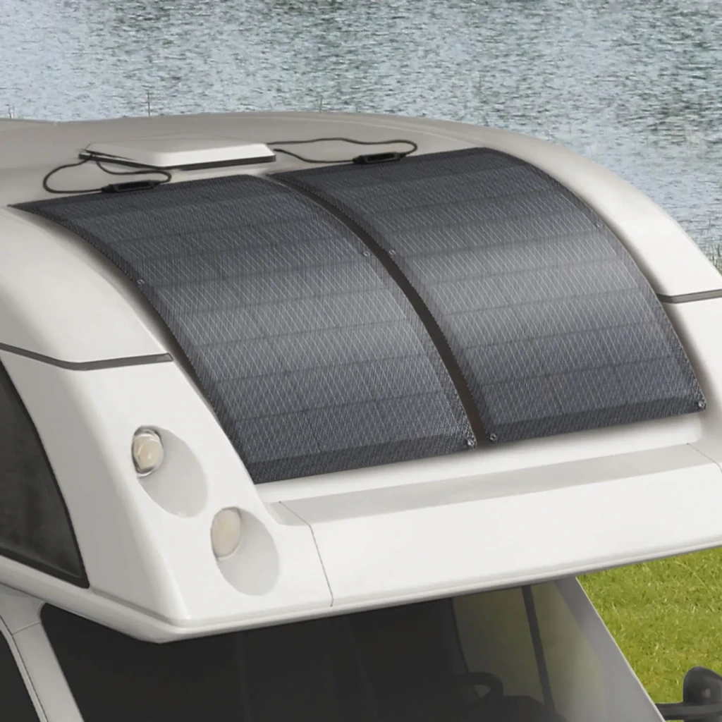 Panneau Solaire Flexible EcoFlow 100W Monocristallin Noir, en utilisation: courbé et fixé sur toit de camping-car