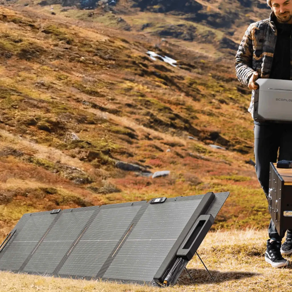 Panneau Solaire Pliable EcoFlow 110W Noir (122W BNPI) IP68 XT60 intégré, en utilisation: déployé en montagne avec personne