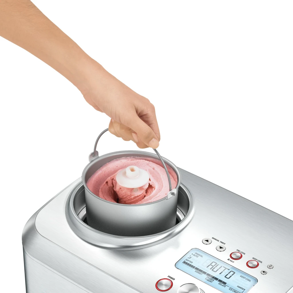 Sorbetière Sage Appliances The Smart Scoop 1L 200W Acier Inoxydable SCI600BSS2EEU1, en cours d'utilisation: main soulevant