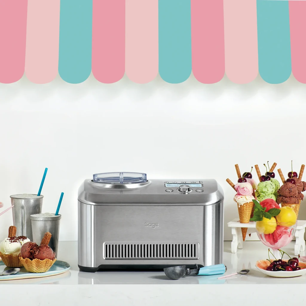 Sorbetière Sage Appliances The Smart Scoop 1L 200W Acier Inoxydable SCI600BSS2EEU1, en utilisation: machine entourée