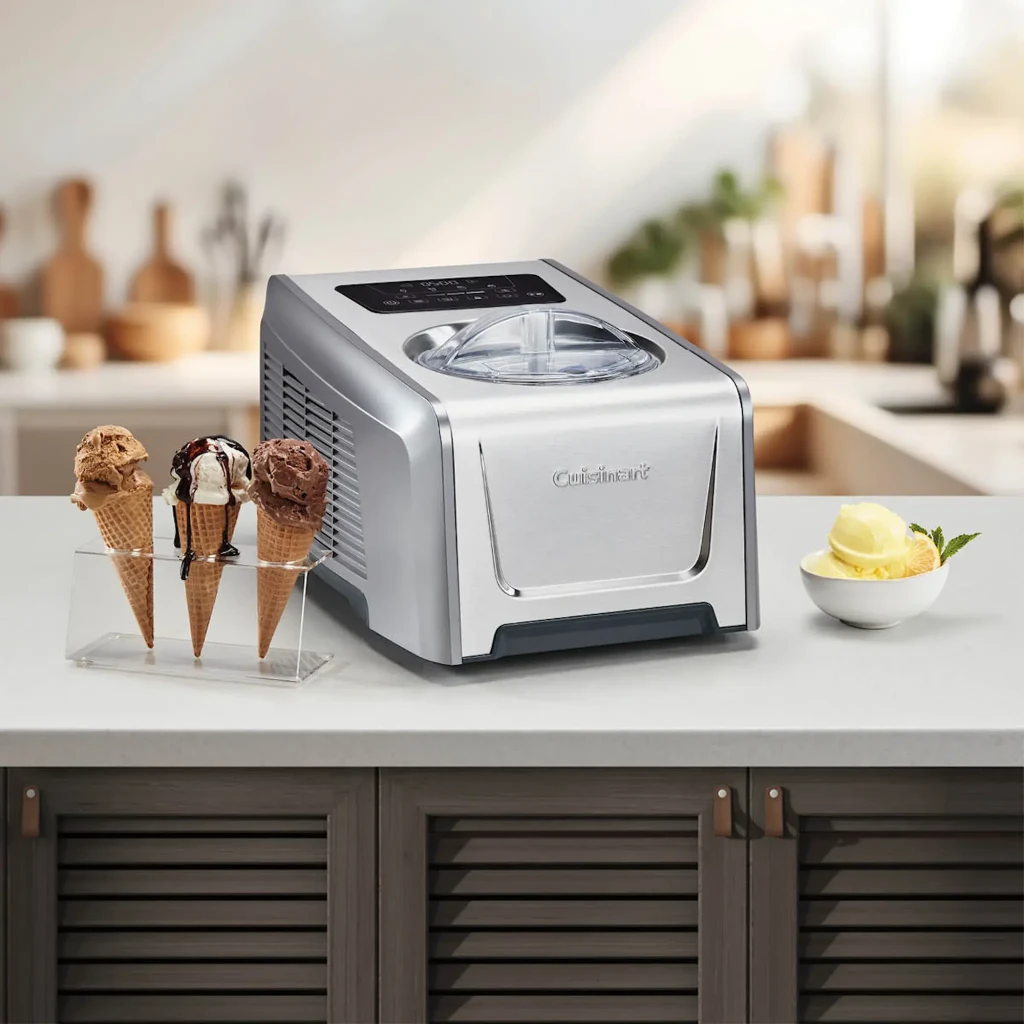 Sorbetière Cuisinart 1,5L Acier Inoxydable ICE150E, en utilisation: sur plan de travail avec cornets