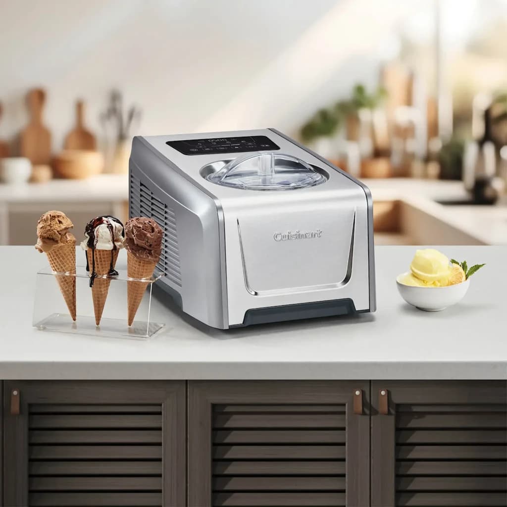Sorbetière Cuisinart 1,5L Acier Inoxydable ICE150E, en utilisation: sur plan de travail avec cornets