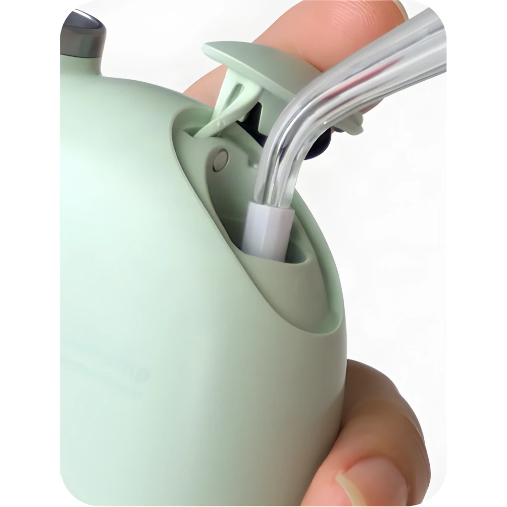Irrigador dentário Oclean AirPump A10 Sem Fios Bateria recarregável Verde, detalhe: mão a inserir bocal metálico